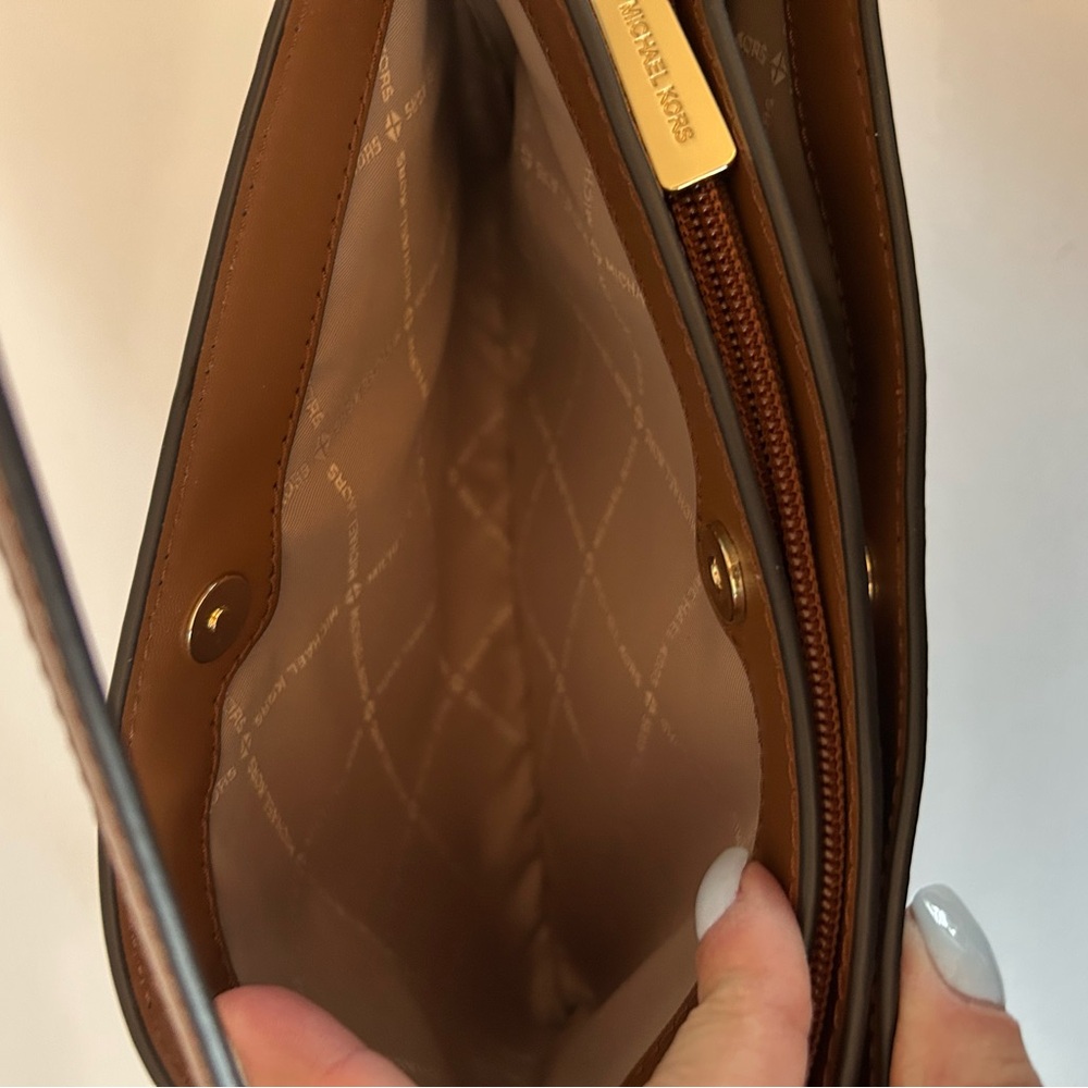 SOLD !!!!Michael Kors Trisha Medium Triple Compartment Crossbody Bag - Picture 6 of 14